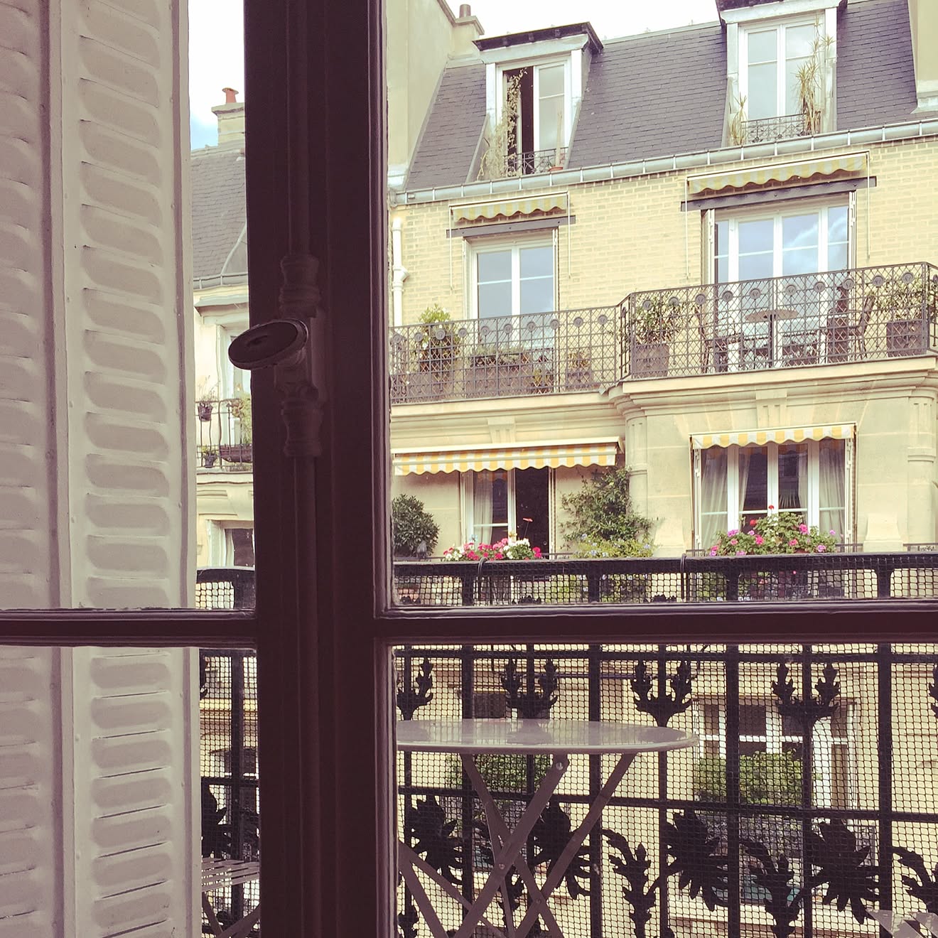 細長いパリ風のバルコニーをアレンジ