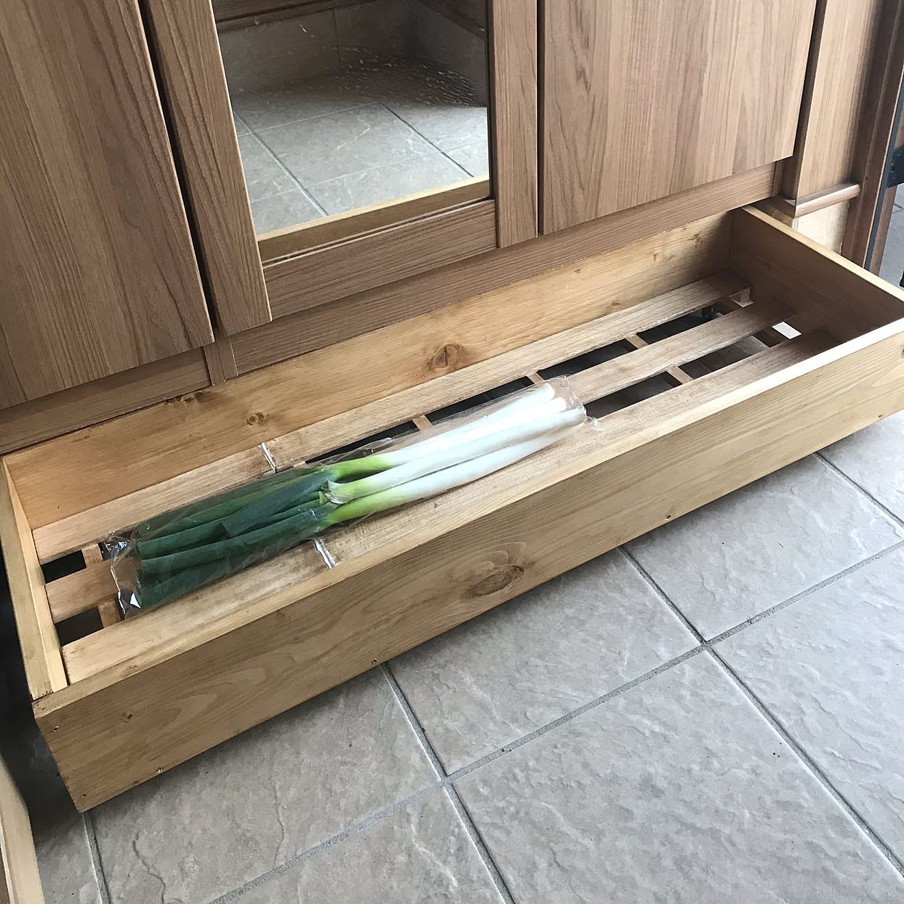 野菜ストッカーDIY/キャスター付き収納DIY/すのこリメイク/下駄箱の下収納/DIY&hellip;などのインテリア実例 20210309