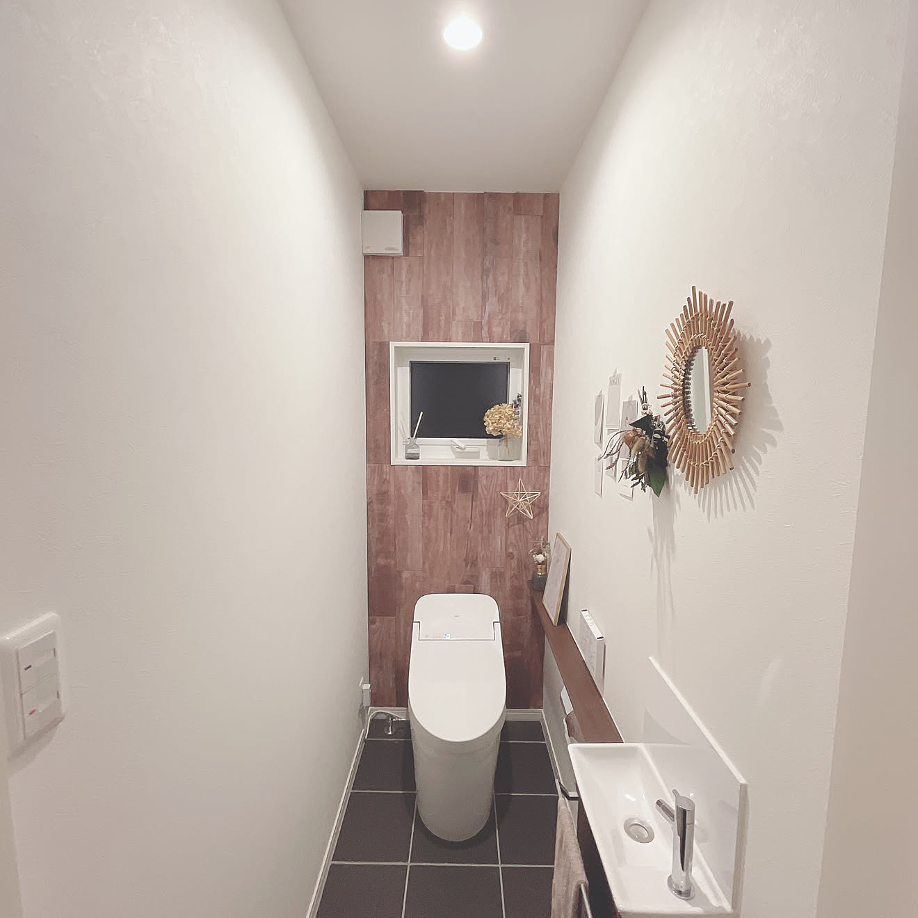 トイレのインテリア/木目調壁紙/アクセントクロス/トイレの壁/新築一戸建て&hellip;などのインテリア実例 20201207 2157