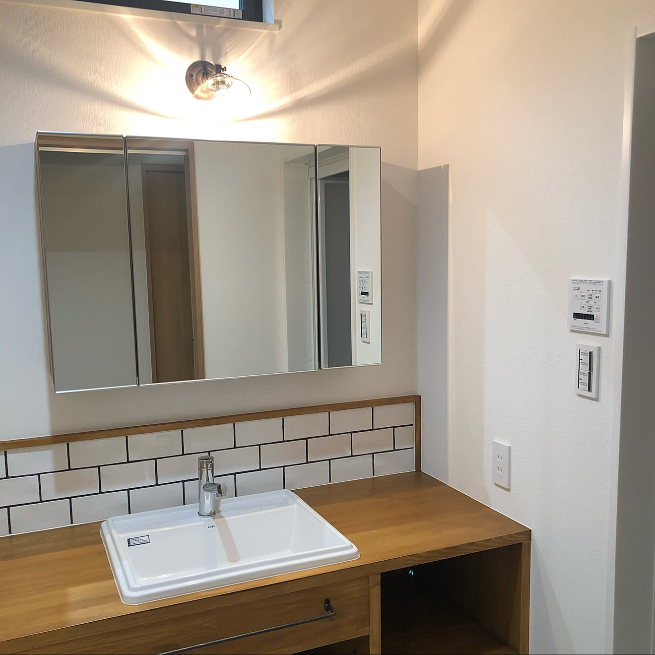 名古屋モザイクタイル/造作洗面台/照明/シンプル/バス/トイレのインテリア実例 20200702 194618 | RoomClip(ルームクリップ) 名古屋モザイクタイル/造作洗面台/照明/シンプル/バス/トイレのインテリア実例 20200702 194618 | RoomClip(ルームクリップ)