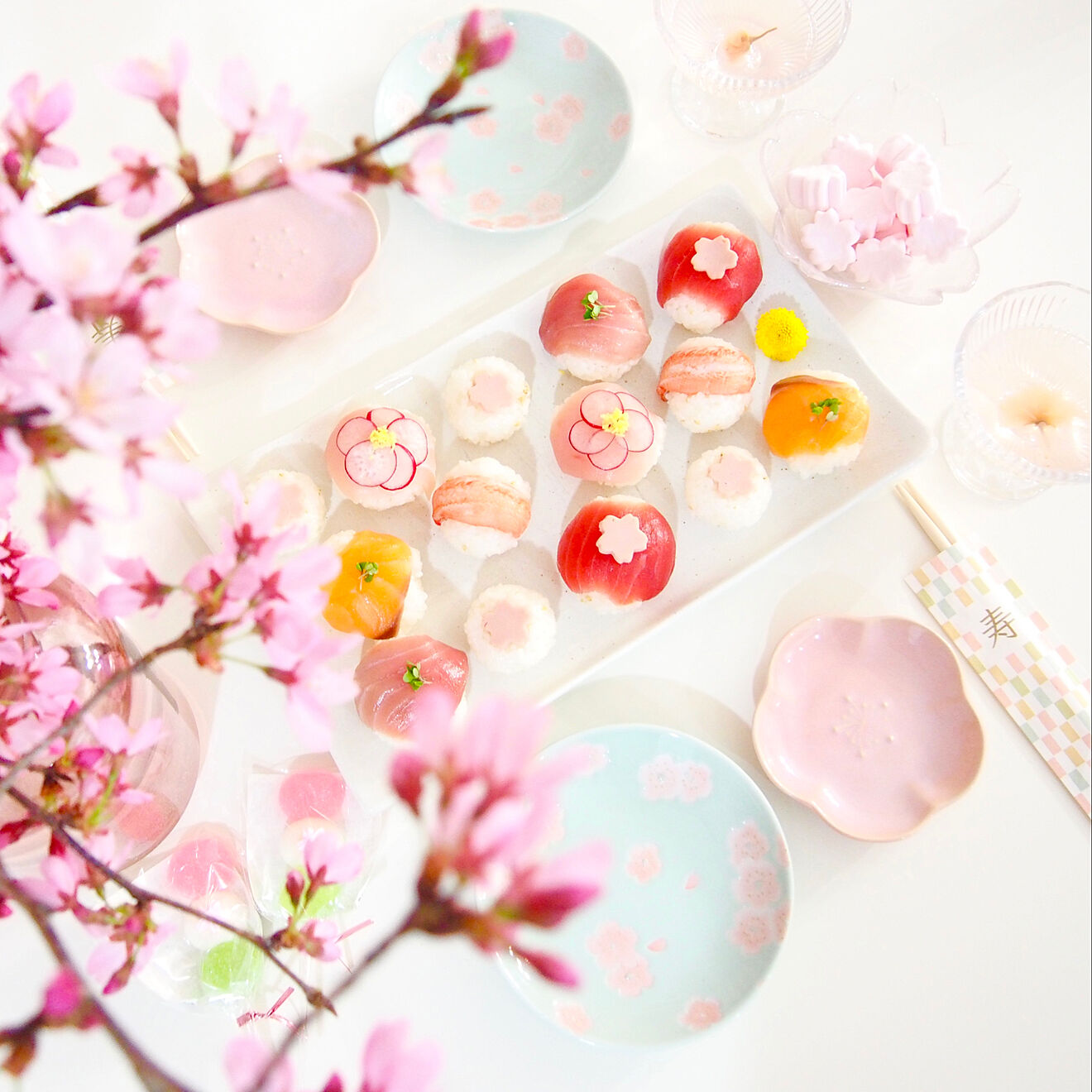 おうち花見を楽しもう！桜の取り入れ方やおしゃれなテーブルコーディネートを紹介