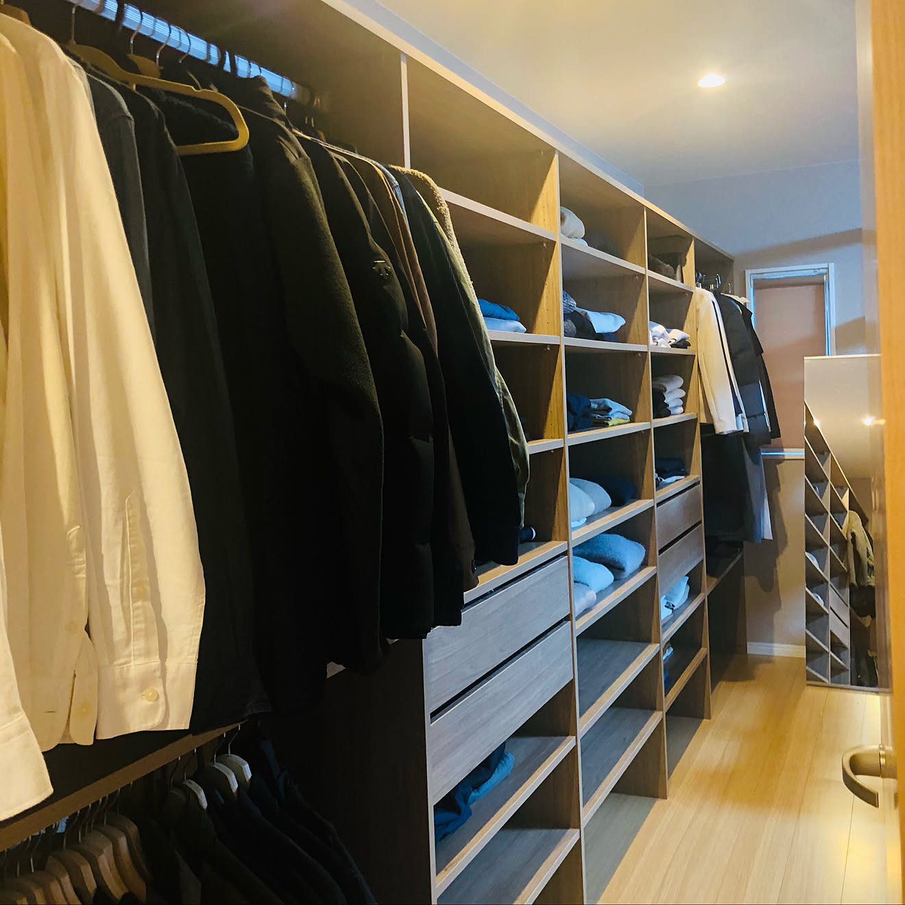 簡易ハンガー着地寝室のクローク棚掛け家庭用鉄芸ハンガー棚置物棚