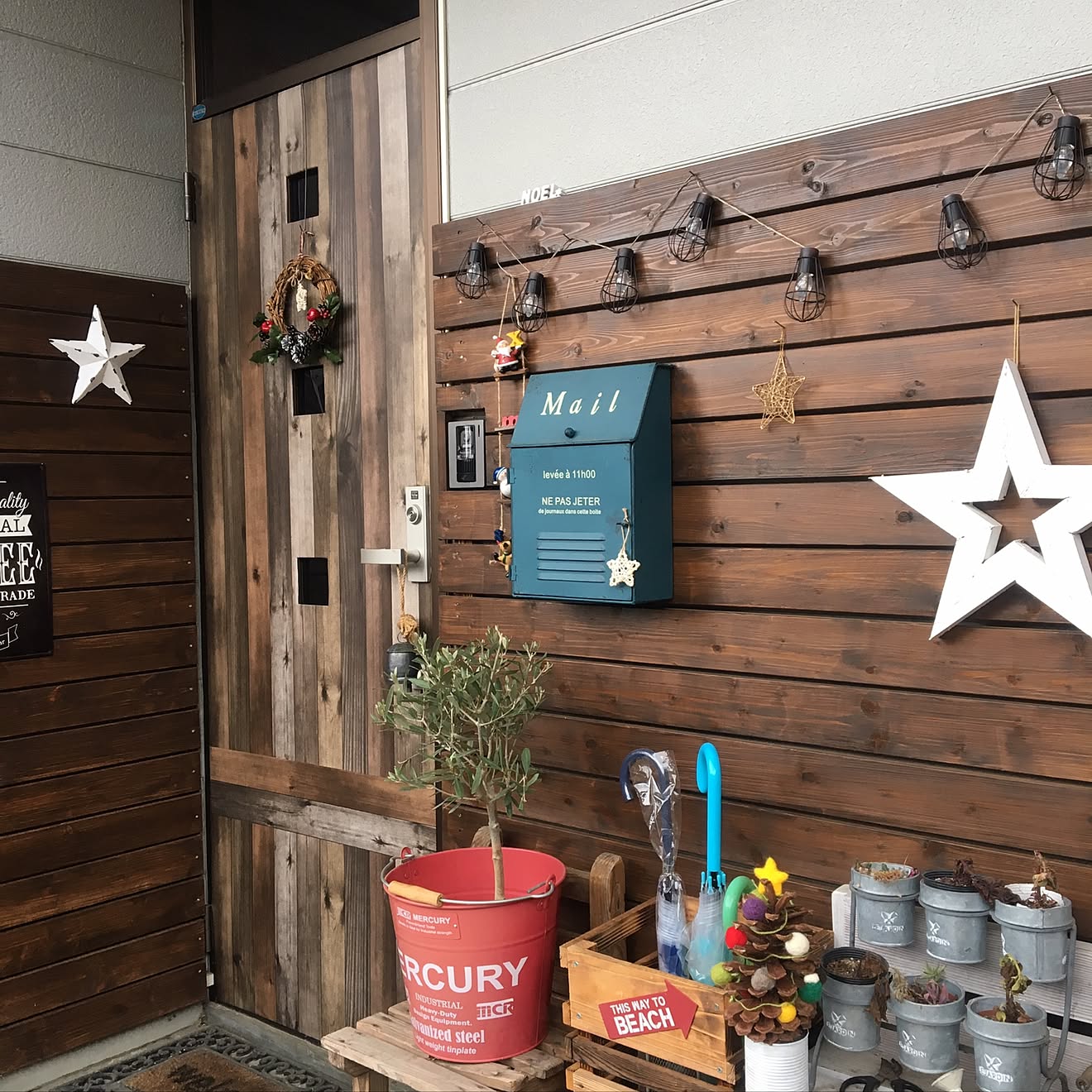 玄関/入り口/いつもいいねやコメありがとうございます♡/なぜかアメリカン/リース手作り/ウッドフェンス&hellip;などのインテリア実例 2016