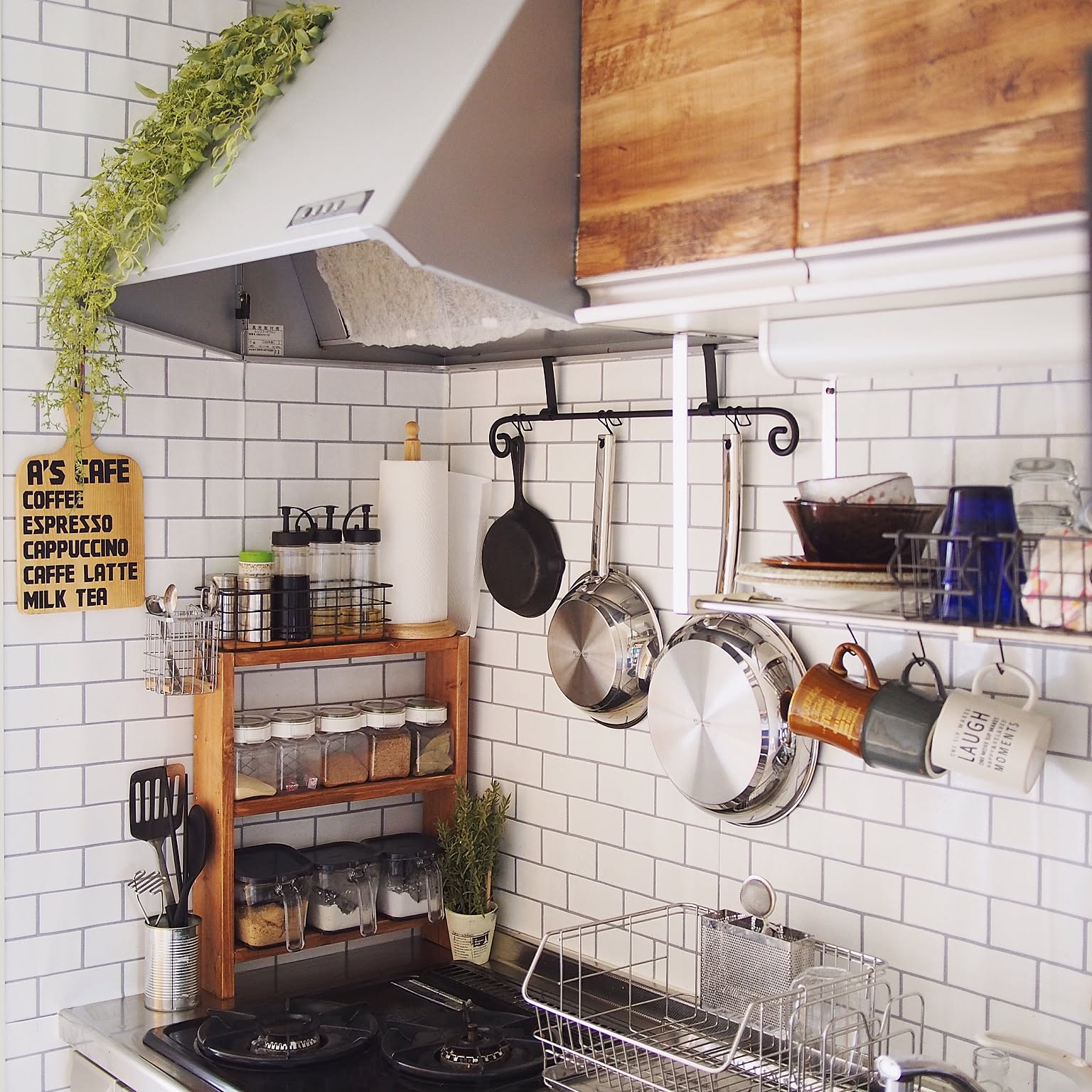 Kitchen/ぶらぶら部/古材風壁紙/ステンレスフライパン/見せる収納/サブウェイタイル風壁紙&hellip;などのインテリア実例 201609