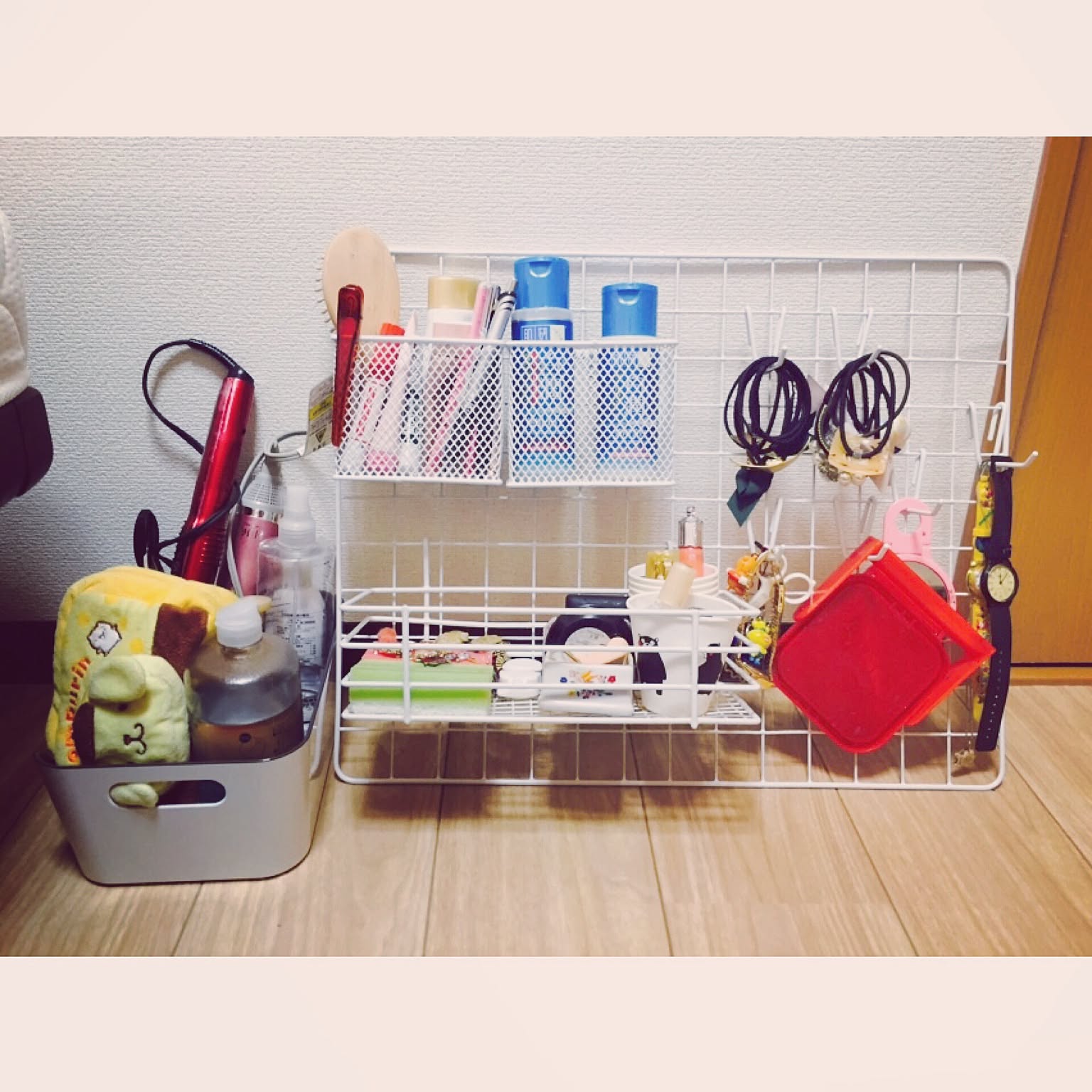 Bedroom/メイクコーナー/ワイヤーネット/メイク道具/化粧品収納/ポムポムプリン&hellip;などのインテリア実例 20151225