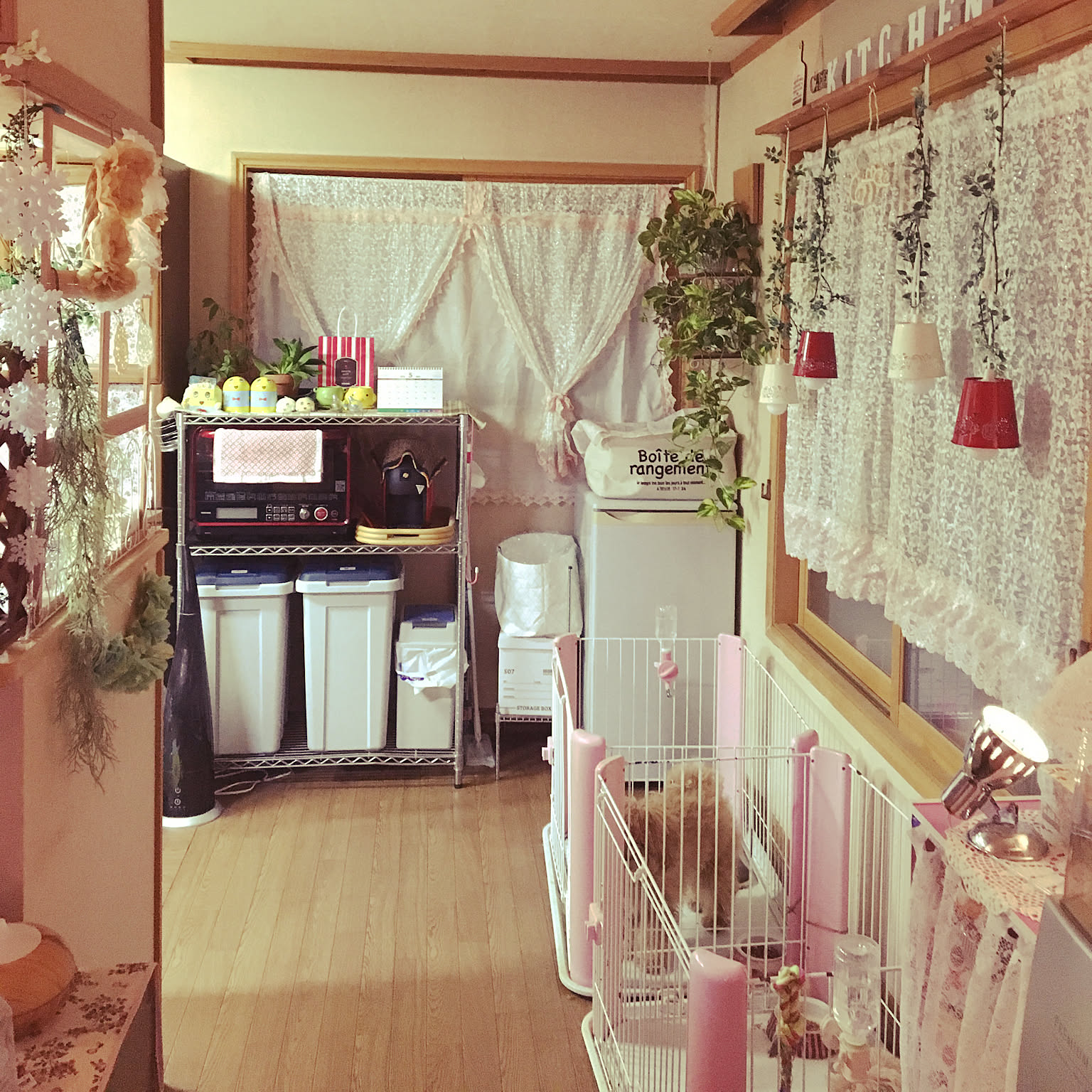 キッチン/冷凍庫/電子レンジ/カフェカーテン手作り/ダイソーのフェイクグリーン&hellip;などのインテリア実例 20180507 2024