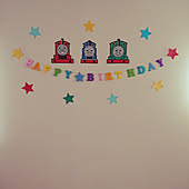 トーマス 画用紙ちょきちょき 壁 天井 こどもと暮らす 誕生日飾り などのインテリア実例 17 08 06 04 43 31 Roomclip ルームクリップ