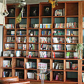 本の世界に飛び込んで豊かな時間を。壁一面の本棚があるお部屋