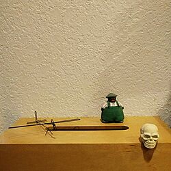 棚/スカル消しゴム/陶器の人形/ティッシュケース/はりがねアートのインテリア実例 - 2017-07-14 14:43:25