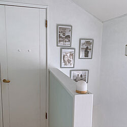 白いドア DIY/モノクロ写真/ディフューザー アロマ/階段の壁面/ダイソーのフレーム...などのインテリア実例 - 2021-09-09 05:54:41