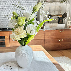 白い花瓶/お花を楽しむ/お花のある暮らし/生花を楽しむ/白とグリーンの組み合わせ♡...などのインテリア実例 - 2023-03-04 12:14:14
