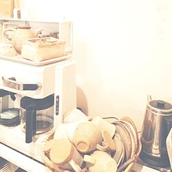 キッチン/デロンギコーヒーメーカー/カゴの中にたくさんのコーヒーカップのインテリア実例 - 2016-02-12 18:58:00