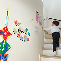階段ギャラリー/子どもの絵を飾る/子どもの作品/階段の壁/家族で暮らす...などのインテリア実例 - 2021-03-23 17:32:32