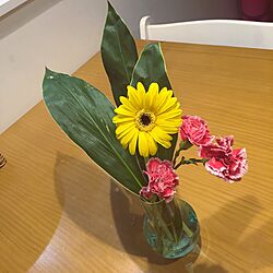 机/スーパーで安かった♡/ガーベラ/お花のある暮らし/お花のインテリア実例 - 2015-10-04 20:27:58