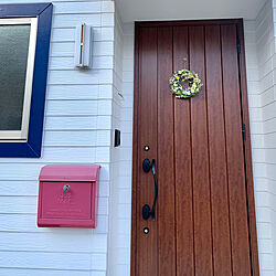 赤いポスト/青い窓枠/リース/シンプル/わが家のドア...などのインテリア実例 - 2022-02-06 06:00:19