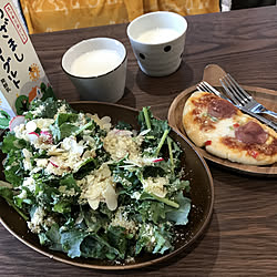 冷凍ピザ/飲むヨーグルト/朝ごはん/Oisixの野菜/机のインテリア実例 - 2022-05-21 09:46:16