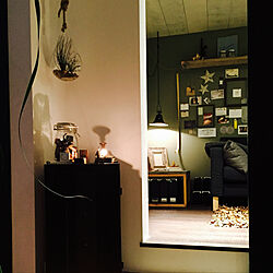 ラグ/IKEAのソファー/壁面ディスプレイ/古照明/小さなお部屋のインテリア実例 - 2022-01-28 22:59:33