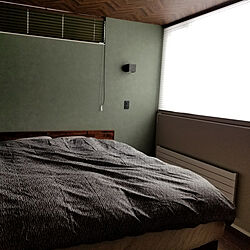 ベッド周り/寝室ベッド/緑壁紙/落ち着く配色/ワイドキングサイズのインテリア実例 - 2018-03-08 08:53:31