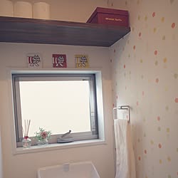 バス/トイレ/芳香剤/トイレ窓際のディスプレイ/水玉の壁紙/トイレの壁...などのインテリア実例 - 2015-12-02 19:25:48