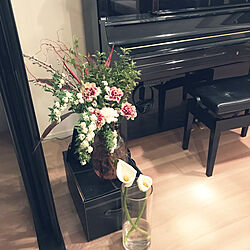 フラワーアレンジメント/花瓶/白黒/ケーラー オマジオ/ピアノがある部屋...などのインテリア実例 - 2021-03-09 07:44:30