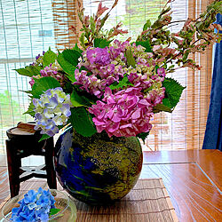 故郷の紫陽花/クリスタル花瓶/青い花器/青い紫陽花にピンクが加わった/複数投稿写真3枚...などのインテリア実例 - 2023-06-25 17:18:17