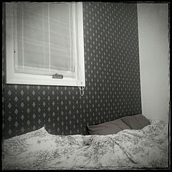 ベッド周り/寝室のアクセントウォール。/ベットカバーもIKEA。/カメラマークを消すために/IKEAのインテリア実例 - 2015-02-22 00:31:00
