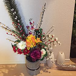 お正月アレンジメント/洋花を入れるのもコツ/玄関なら寒いから持つはず/隣の方の竹やぶから竹筒/お正月のインテリア実例 - 2016-12-30 00:39:13