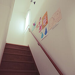 壁/天井/階段/子供の絵/ブラケットライトのインテリア実例 - 2022-03-12 08:30:34
