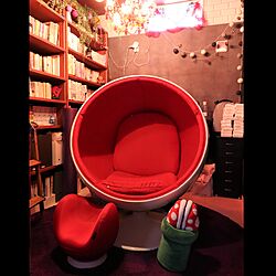 赤いシャンデリア/赤い部屋/ボールチェア/部屋全体/椅子のインテリア実例 - 2022-08-11 15:25:30