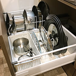 キッチン コンロ下収納 ニトリ ざるボウルフライパンスタンド Lixil キッチンのインテリア実例 21 01 31 05 00 40 Roomclip ルームクリップ