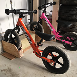 玄関 入り口 ストライダー ストライダースタンド ブックスタンド 何度も倒れるストライダー などのインテリア実例 17 01 28 17 26 47 Roomclip ルームクリップ