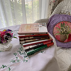 リビング/マーガレット刺繍クロス/ホワイトラタンロッキングチェアー/ローズボウルに薔薇とビオラ/ローズボウル...などのインテリア実例 - 2018-12-16 11:34:05