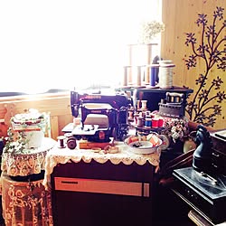 ベッド周り/レトロな三角コーナー家具/手提げ金庫*足つき火鉢台/レトロなジャノメ収納家具/糸巻きイロイロ*メジャー*ミシン針...などのインテリア実例 - 2015-05-25 09:58:05