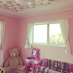 部屋全体 ピンクの部屋 ピンクの壁 敷き詰めカーペット 花柄 などのインテリア実例 16 11 18 00 15 22 Roomclip ルームクリップ