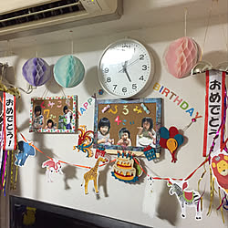 壁/天井/お誕生日おめでとう♡/飾り付け迷走中/ダイソー くす玉/100均でバースデーの飾り付け...などのインテリア実例 - 2018-09-05 09:36:39
