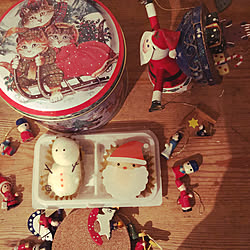 机/木製Xmasオーナメント/セブンのXmasお菓子/ブリキ製の空飛ぶサンタ飾り/イギリス製Xmas猫柄お菓子の丸缶...などのインテリア実例 - 2018-12-24 23:21:39