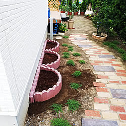 玄関 入り口 花壇 ブロック花壇 ホームセンターが好き レンガの小道 などのインテリア実例 08 25 13 28 Roomclip ルームクリップ