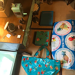 野田琺瑯グリーン蓋付収納箱/千疋屋青PVトートバッグ/千疋屋青薔薇柄箱/麹町ローザ洋菓子店青缶/レトロ果物包装紙...などのインテリア実例 - 2018-08-30 07:11:24