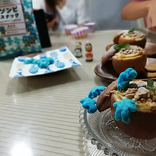 部屋全体/8月23日/林檎チーズケーキ/ゾンビスナックのせてまーす/庭のミント飾って...などのインテリア実例 - 2019-08-23 02:21:02