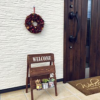 玄関/入り口/リクシルの玄関ドア/ニトリのクリスマスリース/セリア 缶/多肉植物...などのインテリア実例 - 2016-11-28 19:54:14