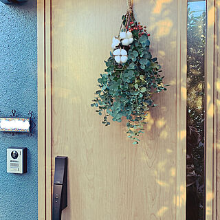 クリエラスク/スワッグ作ってみました/リクシルの玄関ドア/庭のユーカリと赤い実/クリスマス...などのインテリア実例 - 2022-11-27 06:49:50