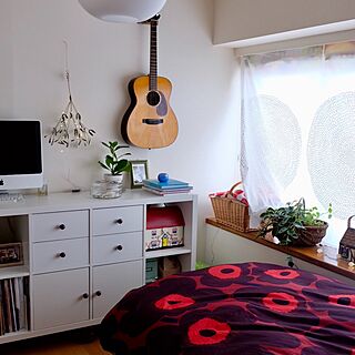 PRETTYPEGS/IKEAの棚/ギター壁掛け/marimekko/ベッド周りのインテリア実例 - 2021-09-10 11:04:01
