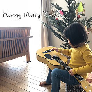 練習して弾けるようになろうね♡/サンタにギターを頼む3歳/プレゼントはギター/クリスマス/FLANNEL SOFA...などのインテリア実例 - 2018-12-24 20:03:18