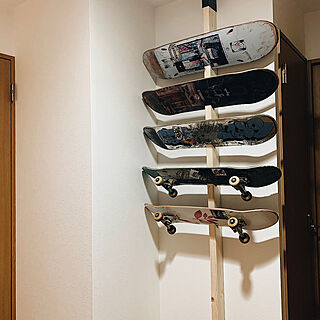 ☆スケートボード収納ラック☆スケボーをスマートに収納し、玄関をスッキリ！