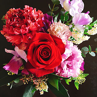 机/お花に癒されてます/幾つになってもお花をいただけるって嬉しい/真紅の薔薇/モダンな花束...などのインテリア実例 - 2018-02-08 11:24:42