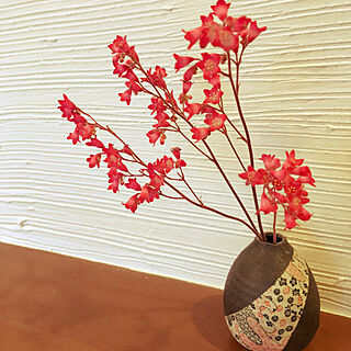 小さい和物花瓶/珪藻土の壁/赤い花/棚のインテリア実例 - 2021-05-24 20:37:59