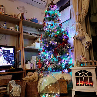 リビング/クリスマスツリー180cm/デミジョンボトル/照明/暖炉型ファンヒーター...などのインテリア実例 - 2019-12-24 19:54:24
