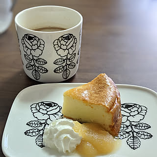 机/ラテマグ/ヴィヒキルース プレート/おうちカフェに憧れて/チーズケーキ焼きました...などのインテリア実例 - 2019-10-11 08:31:46