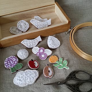 Begin掲載 ハンドメイド 刺繍ブローチ - ファッション雑貨