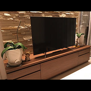 胡蝶蘭植え替え/作り付けのテレビボード/無垢の家具/間接照明✨/造作タイル壁...などのインテリア実例 - 2020-05-26 06:21:02